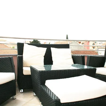 Frager Apartment *